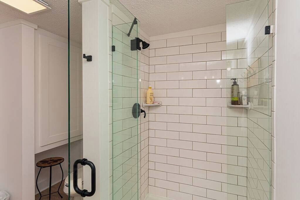 Shower, hair dryer, towels, shampoo
