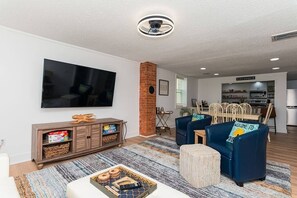 Télévision, cheminée, jeux vidéo, espaces bureaux