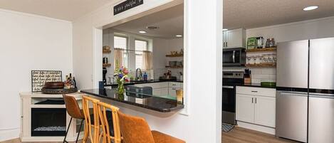 Frigorífico, microondas, horno y placa de cocina