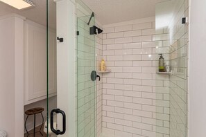 Douche, séchoir à cheveux, serviettes fournies, shampooing
