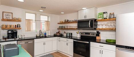 冰箱、微波炉、烤箱、炉灶