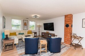 Télévision, cheminée, jeux vidéo, espaces bureaux