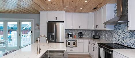 Frigorífico, cafetera o tetera y utensilios de cocina