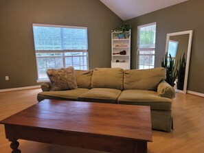 Living area - Adorable cottage in Abita Springs!   (Abita Springs)