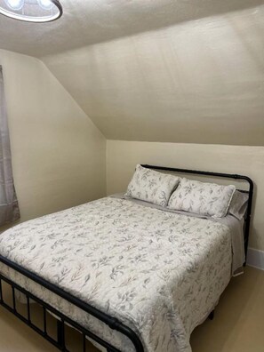 3 bedrooms, travel cot, free WiFi, bed sheets