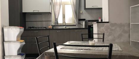 Réfrigérateur, four, plaque de cuisson, bouilloire électrique