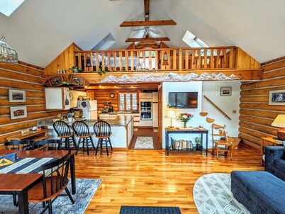 Authentic Log Home in Warren. Ski town. Mountain biking. Short walk to lake. 