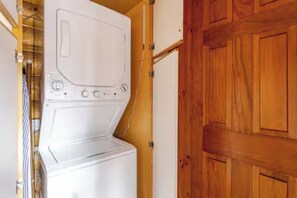 Interior - Handcrafted Log Home Near Sugarbush & Mad River Glen • Walk to Blueberry Lake (Warren)