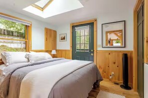 4 bedrooms, desk, iron/ironing board, travel cot - Handcrafted Log Home Near Sugarbush & Mad River Glen • Walk to Blueberry Lake (Warren)