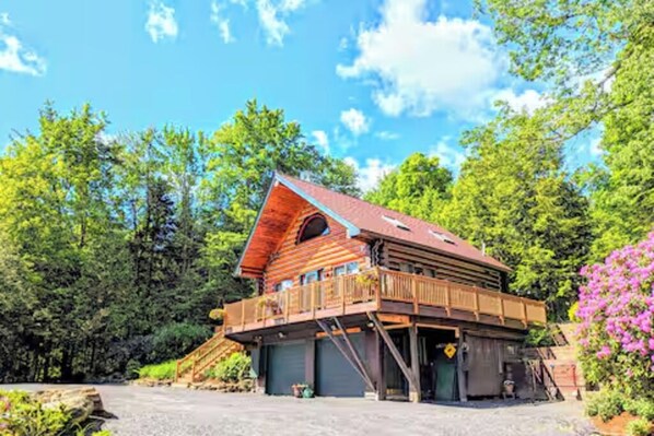 Exterior - Handcrafted Log Home Near Sugarbush & Mad River Glen • Walk to Blueberry Lake (Warren)