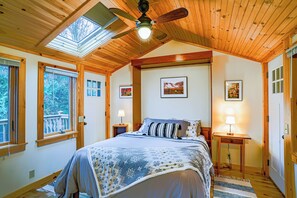 4 makuuhuonetta, työpöytä, silitysrauta/-lauta, vauvan matkasänky