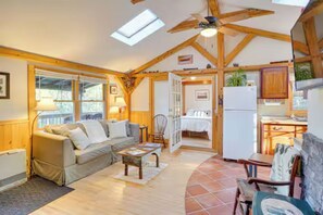 Smart TV, lareira, livros