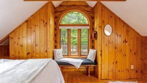4 室のベッドルーム、デスク、アイロン / アイロン台、旅行用ベビーベッド