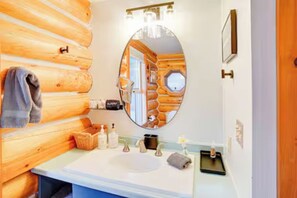 Shower, jetted bath, hair dryer, towels - Handcrafted Log Home Near Sugarbush & Mad River Glen • Walk to Blueberry Lake (Warren)