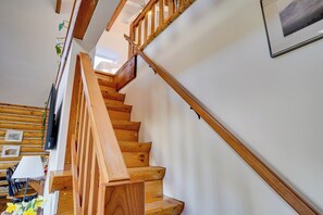 Interior - Handcrafted Log Home Near Sugarbush & Mad River Glen • Walk to Blueberry Lake (Warren)