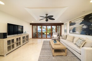 TV - Private Beachfront Villa (Playa Flamingo)