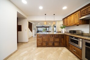 Refrigerador, microondas, horno y lavavajillas 