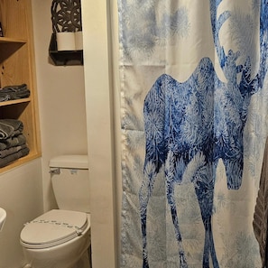 Dusj, hårføner, håndklær og såpe