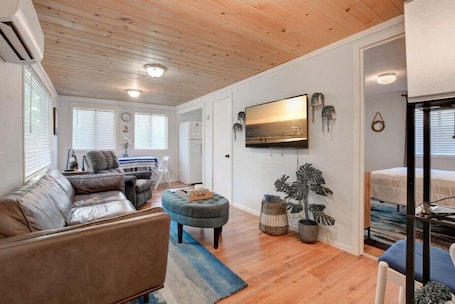 2 bedrooms, free WiFi, bed sheets. Oregon Coast Cottage Getaway!