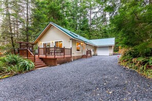 Exterior - Cabin w/Covered Hot Tub, Firepit, EV, generator, 5 miles to Mt Rainier entrance (Ashford)