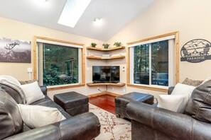 Smart TV, fireplace, books - Cabin w/Covered Hot Tub, Firepit, EV, generator, 5 miles to Mt Rainier entrance (Ashford)