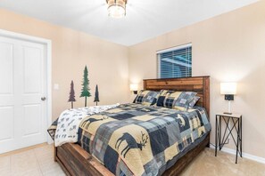 2 bedrooms, iron/ironing board, travel cot, free WiFi - Cabin w/Covered Hot Tub, Firepit, EV, generator, 5 miles to Mt Rainier entrance (Ashford)