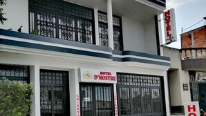 Un hotel de dos pisos con un cartel que indica que está abierto.