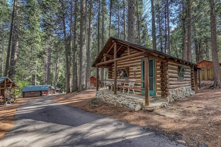 Standard Cabin, 1 Queen Bed, Garden View | 2 bedrooms, bed sheets