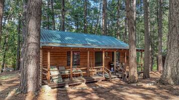 Deluxe Cabin, 2 Bedrooms, Mountain View | 2 bedrooms, bed sheets