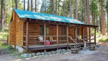 Deluxe Cabin, 2 Bedrooms, Mountain View | Bed sheets