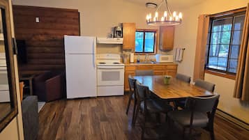 Full-size fridge, microwave, oven, stovetop