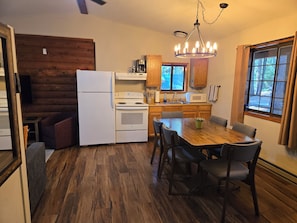 Full-sized fridge, microwave, oven, stovetop