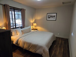 Bed sheets - Yuba River Inn (Sierra City)