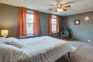 3 slaapkamers, een bureau, reisbedje, internet