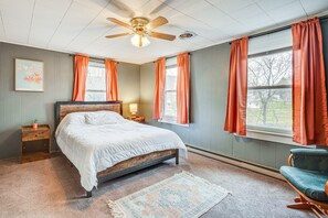 3 bedrooms, desk, travel cot, Internet