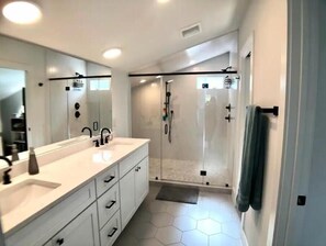 Dusche, Haartrockner, Handtücher, Seife