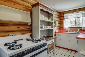 Frigorífico, microondas, placa de cocina y cafetera o tetera