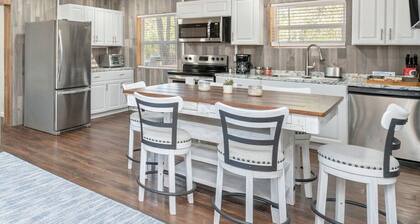 15 mins from Vortex Spring, 1 hr. from best beaches in the world 10 acre getaway