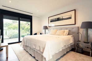 6 habitaciones, tabla de planchar con plancha y ropa de cama
