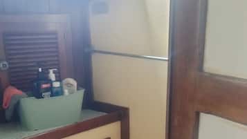 Toalhas de banho, sabonete, shampoo, papel higiênico