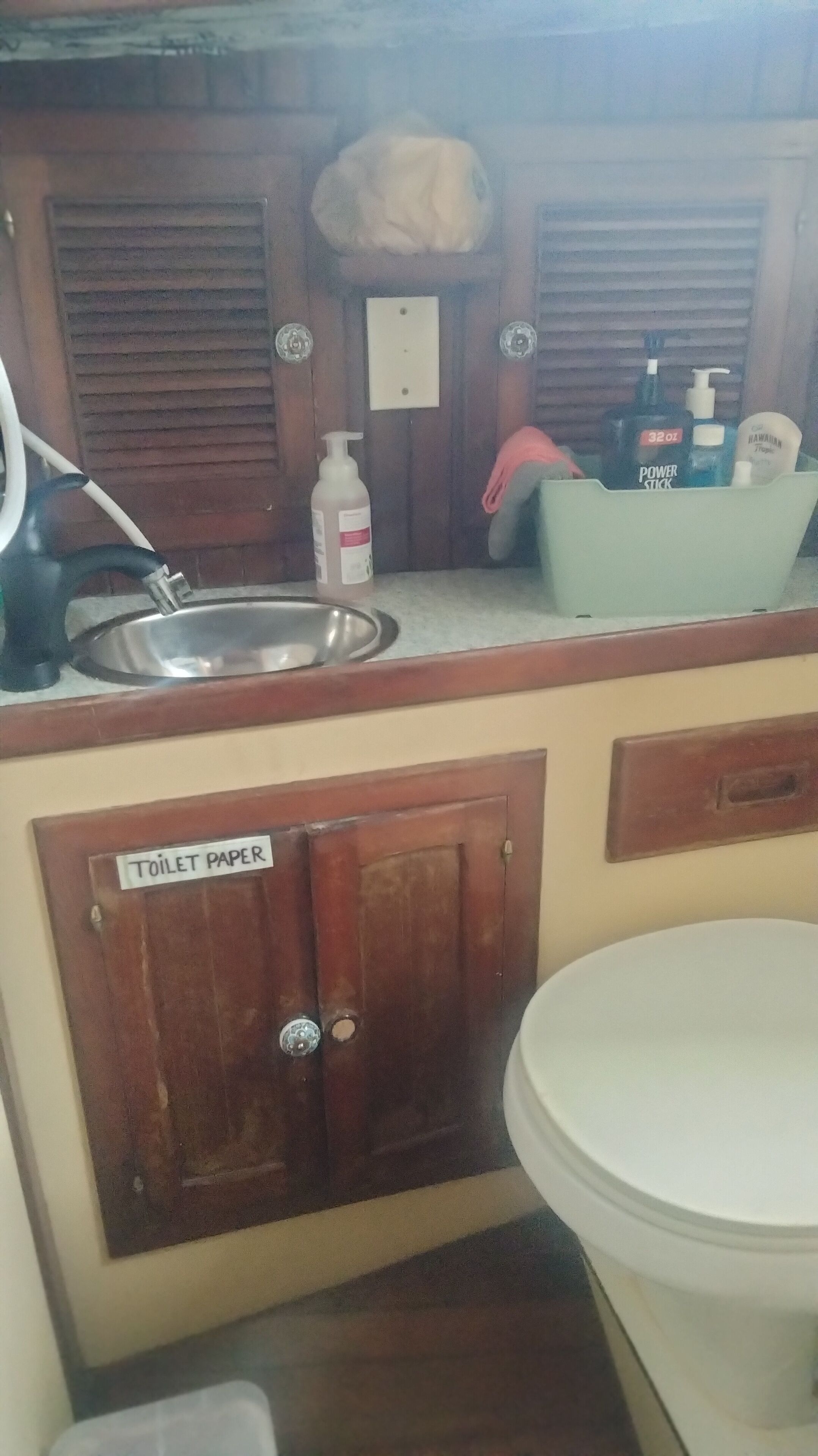 Toalhas de banho, sabonete, shampoo, papel higiênico