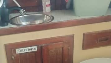 Toalhas de banho, sabonete, shampoo, papel higiênico