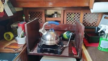 Stovetop, coffee/tea maker, electric kettle, cookware/dishes/utensils