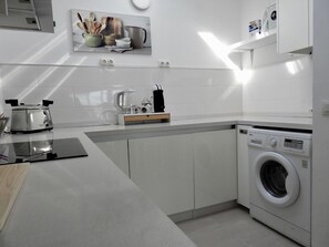 Jääkaappi, mikroaaltouuni, uuni, liesi