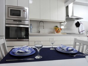 Jääkaappi, mikroaaltouuni, uuni, liesi