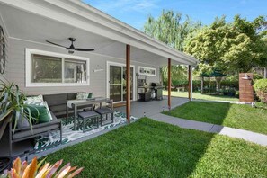 Outdoor dining - Gugunyal Cottage - Belle Escapes Jervis Bay (Vincentia)