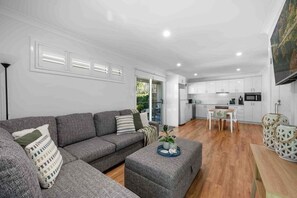 TV - Gugunyal Cottage - Belle Escapes Jervis Bay (Vincentia)
