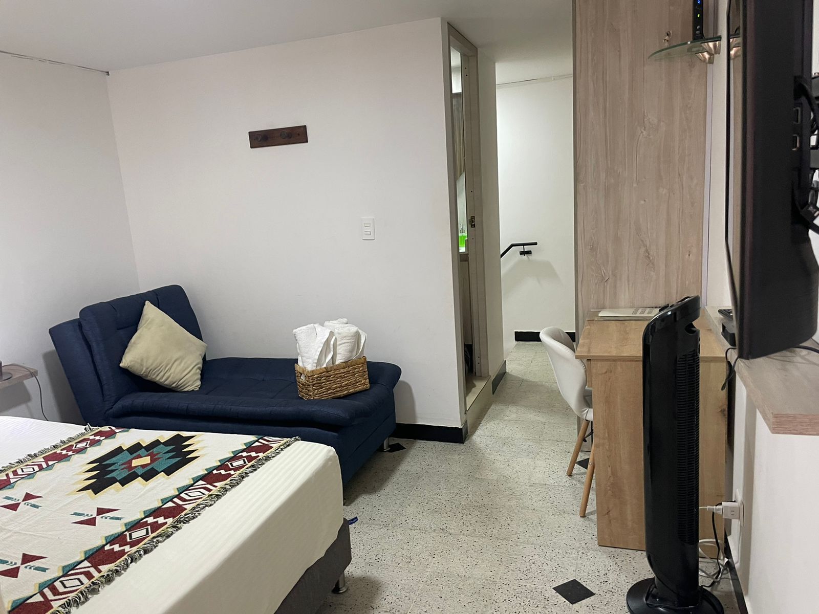 1 habitación, escritorio, tabla de planchar con plancha y wifi gratis 