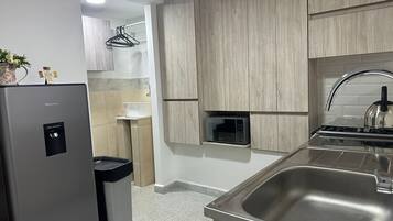 Refrigerador, microondas, horno y cafetera y tetera