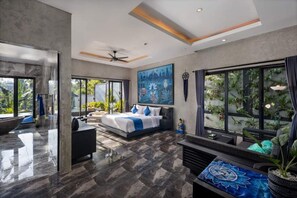 1 slaapkamer, een kluis op de kamer, een bureau